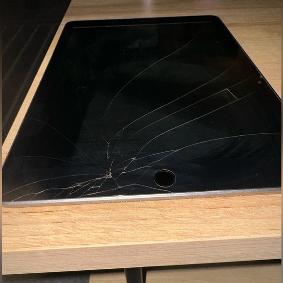 iPad 6th Generation 128GB - Picture 4 of 7